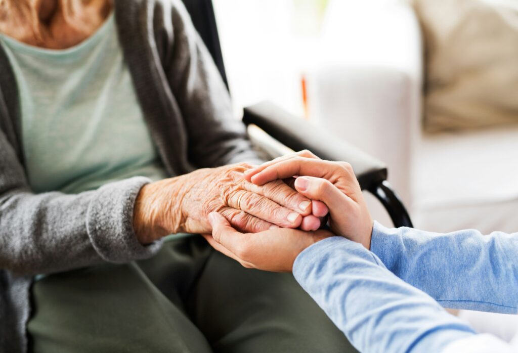 getty-images-3_SfGfLl3Yo-unsplash - Harmony Senior Referrals Caregiver assisting a senior in a cozy residential care home in Colorado."